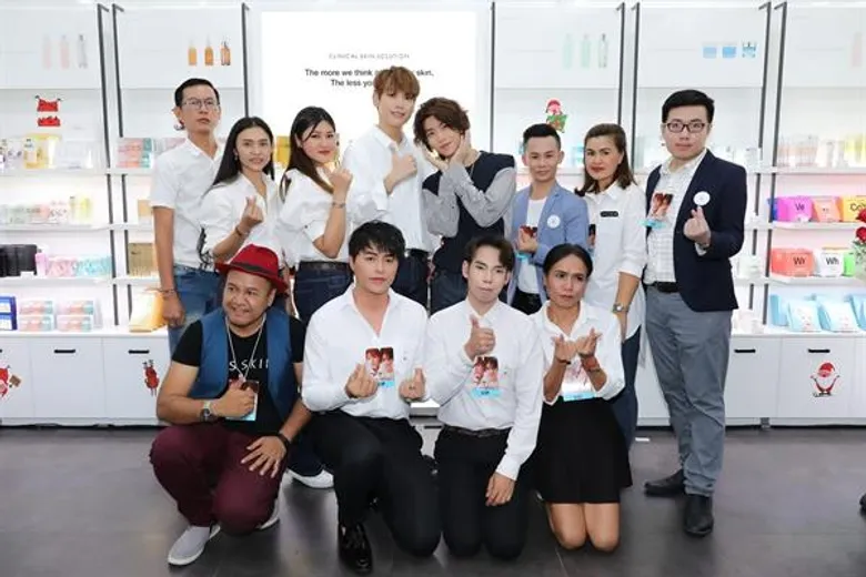 แฟนคลับกรี๊ดหนัก!!! กระทบไหล่สองหนุ่ม!!! อินซอง&ฮวียัง ใกล้ชิดพร้อมรับลายเซ็นที่ It’S SKIN สาขา Centerpoiint at Siam Square