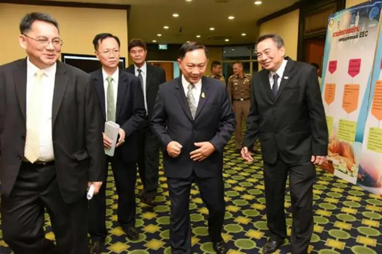 นายปรีเปรม มาลาสิทธิ์ (ขวา) ที่ปรึกษา บริ...