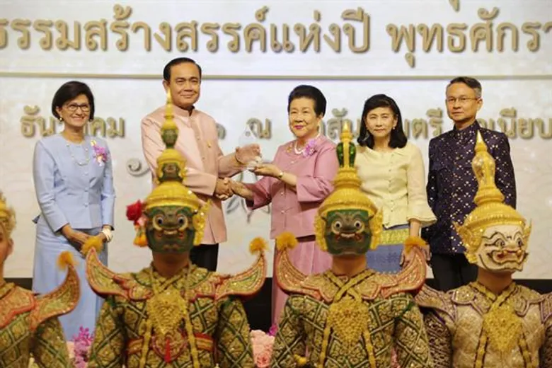 นายกรัฐมนตรีมอบโล่ 32 รางวัล“สุดยอดวัฒนธรรมสร้างสรรค์แห่งปี 2561” บุคคลแห่งปี “ตูน บอดี้สแลม-จ่าแซม–ผู้ว่าฯพะเยา-อ.เฉลิมชัย-ว.วชิรเมธี-อ.ประเสริฐ ณ นคร”