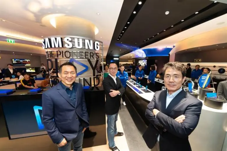 - "ซัมซุง เอ็กซ์พีเรียนซ์ สโตร์ ลาร์จ" แฟ...