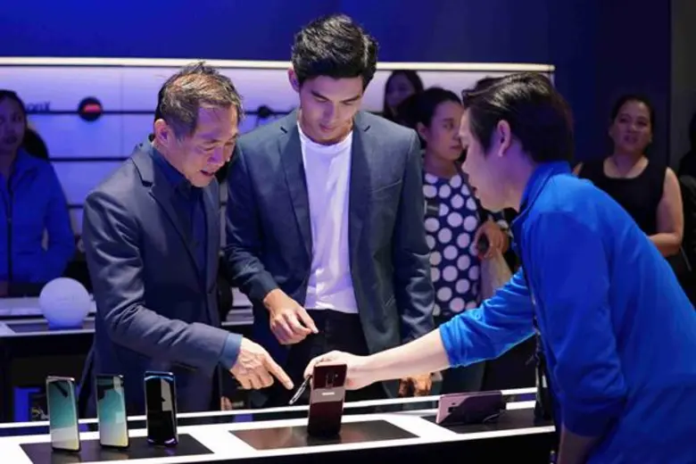 ซัมซุงจัดเซอร์ไพร์สส่งท้ายปี เปิดตัว “ซัมซุง เอ็กซ์พีเรียนซ์ สโตร์ ลาร์จ” แฟลกชิปสโตร์แห่งแรกของไทย พร้อมให้บริการแล้ววันนี้ ณ ชั้น 4 ศูนย์การค้าเซ็นทรัลเวิร์ล