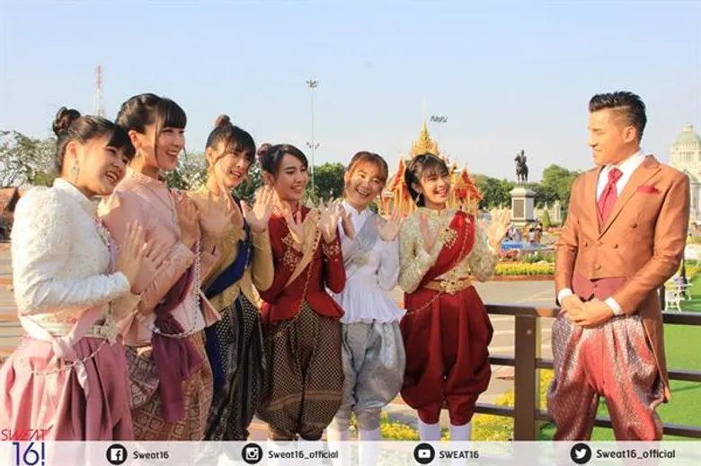 “พี่ไท” พิธีกรไนน์เอ็นฯ ชวน 6 สาว “SWEAT16!” สืบสานวัฒนธรรมไทย ร่วมงาน “อุ่นไอรัก คลายความหนาว สายน้ำแห่งรัตนโกสินทร์”