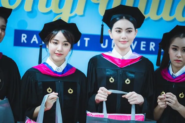“ปรบมือรัวรัวศิลปินเรียนดี จบเกียรตินิยม แอ๊นท์ และ พิม 2 สาว วงสเวทซิกซ์ทีน”