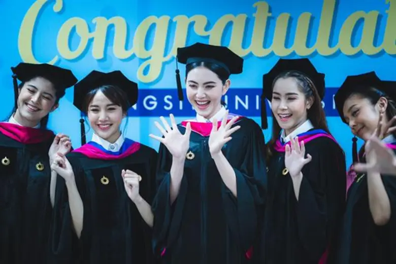 “ปรบมือรัวรัวศิลปินเรียนดี จบเกียรตินิยม แอ๊นท์ และ พิม 2 สาว วงสเวทซิกซ์ทีน”