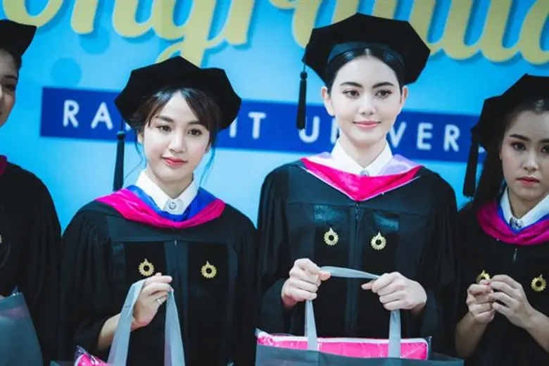 “ปรบมือรัวรัวศิลปินเรียนดี จบเกียรตินิยม แอ๊นท์ และ พิม 2 สาว วงสเวทซิกซ์ทีน”