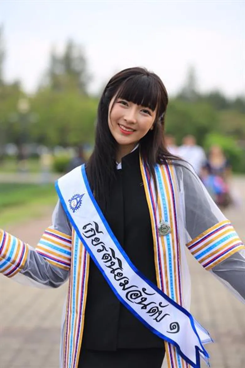“ปรบมือรัวรัวศิลปินเรียนดี จบเกียรตินิยม แอ๊นท์ และ พิม 2 สาว วงสเวทซิกซ์ทีน”
