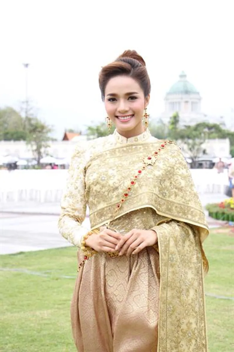 “ใบเตย” ประชัน “จ๊ะ” สวยสง่างามอย่างไทย ยกทีมสาวอาร์สยามเที่ยว “งานอุ่นไอรัก คลายความหนาว”