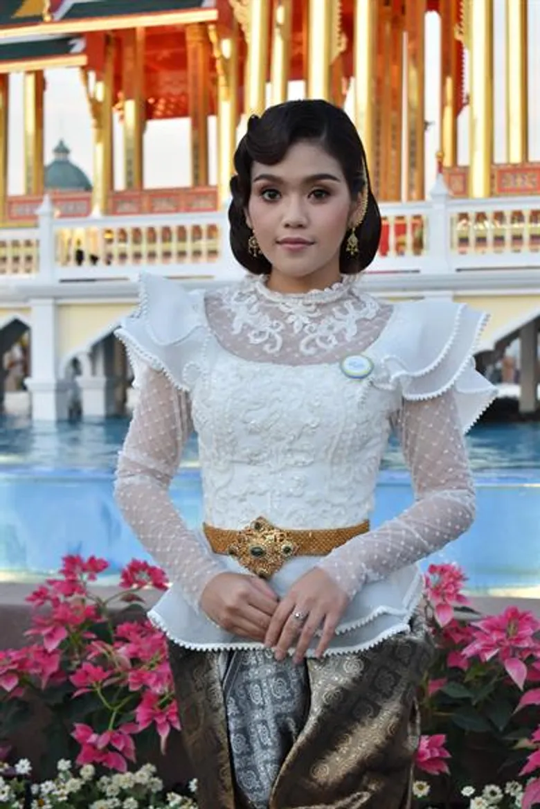 “ใบเตย” ประชัน “จ๊ะ” สวยสง่างามอย่างไทย ยกทีมสาวอาร์สยามเที่ยว “งานอุ่นไอรัก คลายความหนาว”
