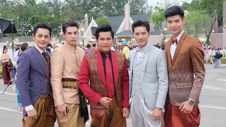 ดร.ชายแฮ็คส์ สุทธา ยกขบวนนักแสดงไอพีเอ็ม สืบสานงานวัฒนธรรมไทยในงาน “อุ่นไอรักคลายความหนาวสายน้ำแห่งรัตนโกสินทร์”