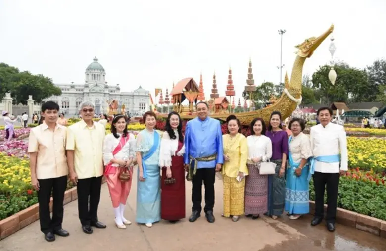 ภาพข่าว: คณะผู้บริหารและเจ้าหน้าที่ ทีโอที ร่วมแต่งกายชุดไทยและชุดผ้าไทยเข้าชมงาน “อุ่นไอรักคลายความหนาว สายน้ำแห่งรัตนโกสินทร์”