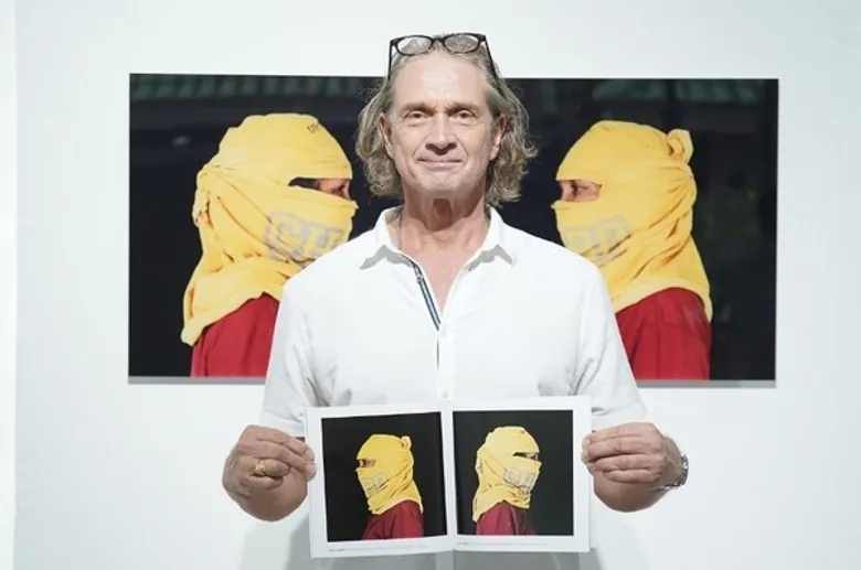 ช่างภาพระดับโลก ราล์ฟ ทูเท็น จัดแสดงภาพถ่าย "คนงานก่อสร้าง -- Asian Workers Covered"