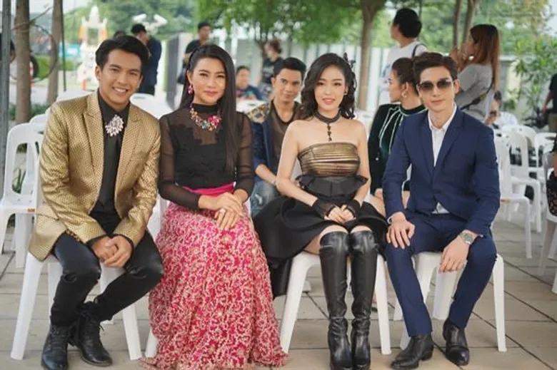 เรื่องย่อ: สาวน้อยร้อยล้านวิว