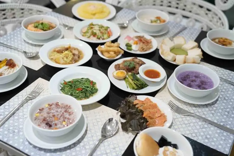 ห้องอาหารบลูสไปซ์ บุฟเฟต์ข้าวต้มโต้รุ่งเจ้าเดียวในท...