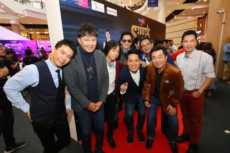 วัยรุ่น 80’s ! เอฟซี “รวมดาว” และ “18 กะรัต” ! อย่าพลาด ! “His & Her Present รวมดาว 18 กะรัต The Concert” แค่แถลงข่าวโชว์เรียกน้ำย่อย ก็สุดจะฟิน ฟิน ฟิน แล้ว ! รีบจับจองบัตรที่นั่งก่อนหมด ! พร้อมเจอะเจอความฟิน 27 เม.ย.นี้ !
