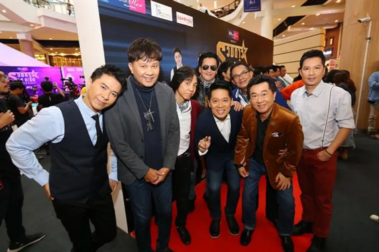 วัยรุ่น 80’s ! เอฟซี “รวมดาว” และ “18 กะรัต” ! อย่าพลาด ! “His & Her Present รวมดาว 18 กะรัต The Concert” แค่แถลงข่าวโชว์เรียกน้ำย่อย ก็สุดจะฟิน ฟิน ฟิน แล้ว ! รีบจับจองบัตรที่นั่งก่อนหมด ! พร้อมเจอะเจอความฟิน 27 เม.ย.นี้ !