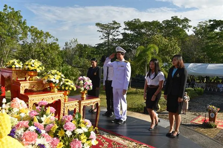 ภาพข่าว: ม.อ.ตรัง ร่วมวางพานพุ่มดอกไม้ “วันพ่อขุนรามคำแหงมหาราช” ประจำปี 2562