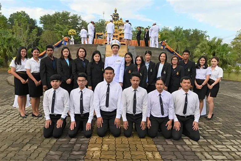 ภาพข่าว: ม.อ.ตรัง ร่วมวางพานพุ่มดอกไม้ “วันพ่อขุนรามคำแหงมหาราช” ประจำปี 2562
