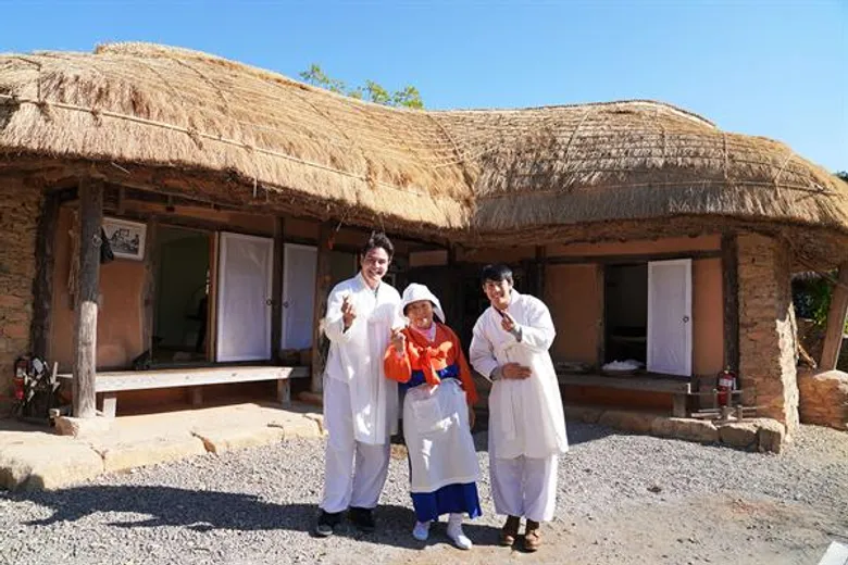ทีวีไกด์: รายการ "สมุดโคจร On The Way" เหินเวหา ชมทิวทัศน์มุมสูง สวมฮันบก สัมผัสวิถีเกาหลีดั้งเดิม