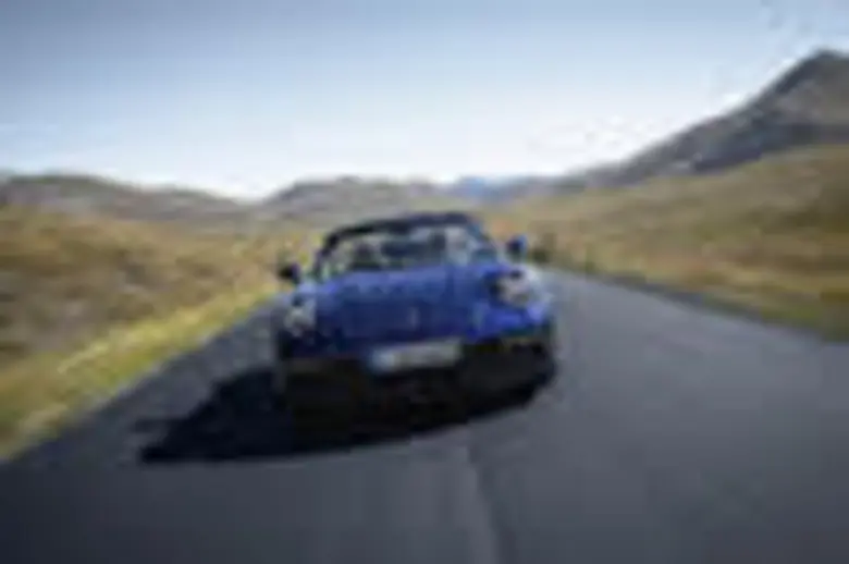 ยนตรกรรมสปอร์ตเปิดประทุนรุ่นล่าสุด – ปอร์เช่ 911 คาบริโอเลต ใหม่ (The new Porsche 911 Cabriolet)