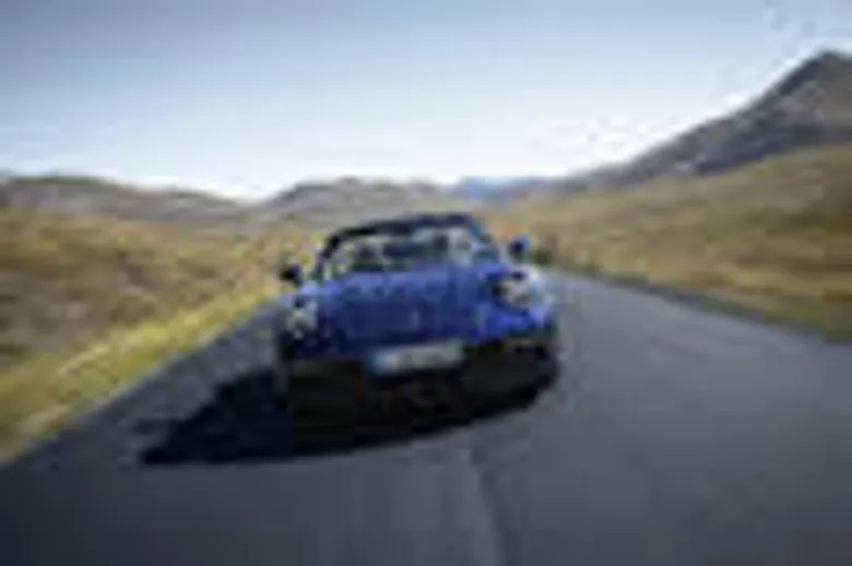 ยนตรกรรมสปอร์ตเปิดประทุนรุ่นล่าสุด – ปอร์เช่ 911 คาบริโอเลต ใหม่ (The new Porsche 911 Cabriolet)