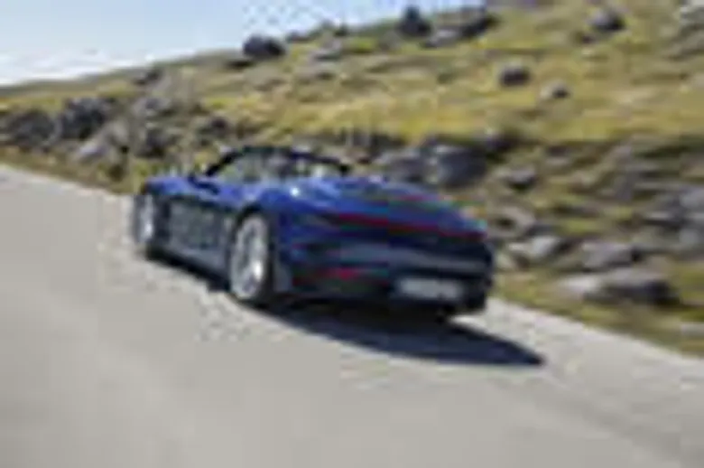 ยนตรกรรมสปอร์ตเปิดประทุนรุ่นล่าสุด – ปอร์เช่ 911 คาบริโอเลต ใหม่ (The new Porsche 911 Cabriolet)