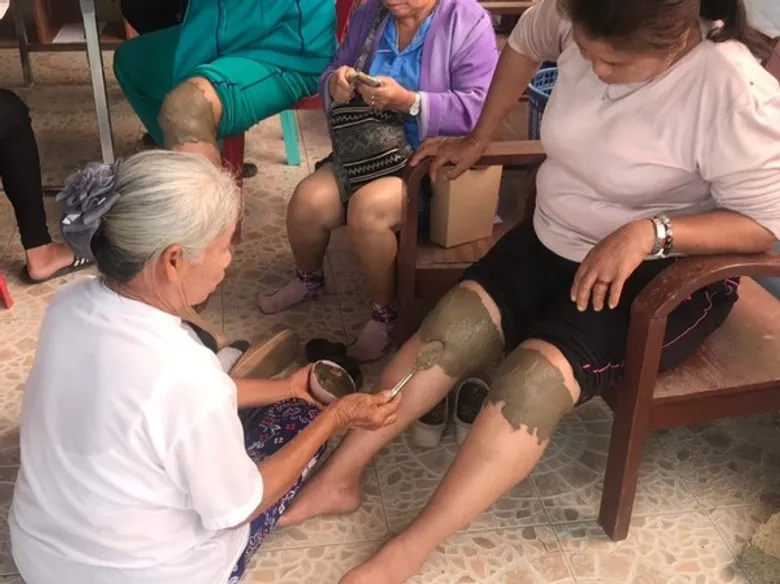 พัฒนาฝีมือพะเยาจับมือบริษัทประชารัฐฝึกทำบรรจุภัณฑ์และส่งเสริมการตลาดผลิตภัณฑ์สมุนไพรพอกเข่าม่อนปูยาห้วยแก้ว