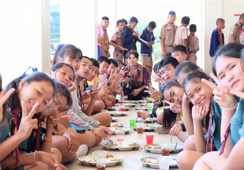 บอย วงฮาร็อค ย้อนวัยเด็กกลับบ้านเกิดเลี้ยงอาหารน้องๆ โรงเรียนบ้านดูนสาด อ.กระนวน จ.ขอนแก่น