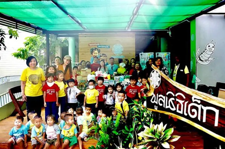 ครูเอิร์น-จิรวรรณ ชัยรุ่งเรือง ผู้อำนวยกา...