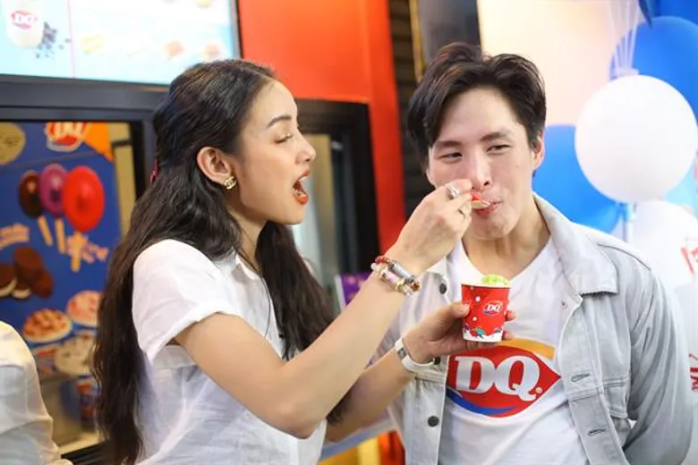 “แดรี่ควีน” ฉลองครบ 500 สาขาสุดยิ่งใหญ่ แทคทีมคู่แม่ลูกซุป’ตาร์ “แพท ณปภา” และ “น้องเรซซิ่ง” จัดเต็ม! เอาใจไอศกรีมเลิฟเว่อร์ แจกบลิซซาร์ดรสชาติพิเศษ ฟรี! 1,000 ถ้วย