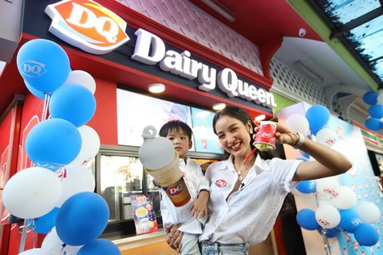 “แดรี่ควีน” ฉลองครบ 500 สาขาสุดยิ่งใหญ่ แทคทีมคู่แม่ลูกซุป’ตาร์ “แพท ณปภา” และ “น้องเรซซิ่ง” จัดเต็ม! เอาใจไอศกรีมเลิฟเว่อร์ แจกบลิซซาร์ดรสชาติพิเศษ ฟรี! 1,000 ถ้วย