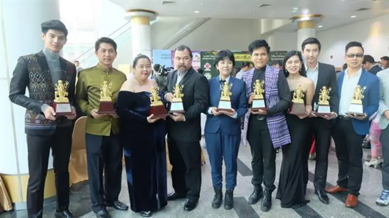 หม่อมน้อย-ม.ล.พันธุ์เทวนพ นำทีมศิลปินดารา เข้ารับรางวัล “พระตรีมูรติทองคำ” ครั้งที่ 1