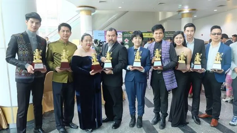 หม่อมน้อย-ม.ล.พันธุ์เทวนพ นำทีมศิลปินดารา เข้ารับรางวัล “พระตรีมูรติทองคำ” ครั้งที่ 1