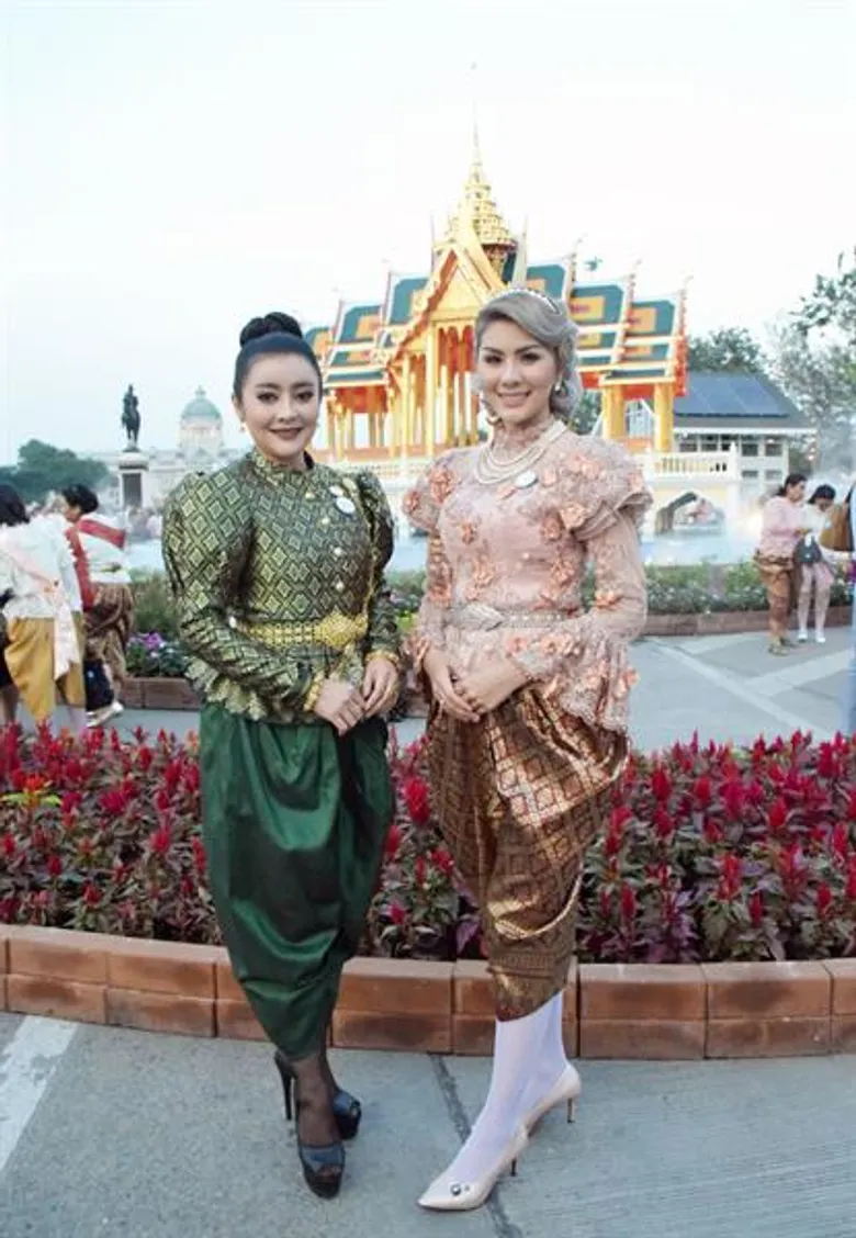 ประมวลภาพความประทับใจ ศิลปินแกรมมี่ ร่วมงาน "อุ่นไอรักคลายความหนาว สายน้ำแห่งรัตนโกสินทร์”