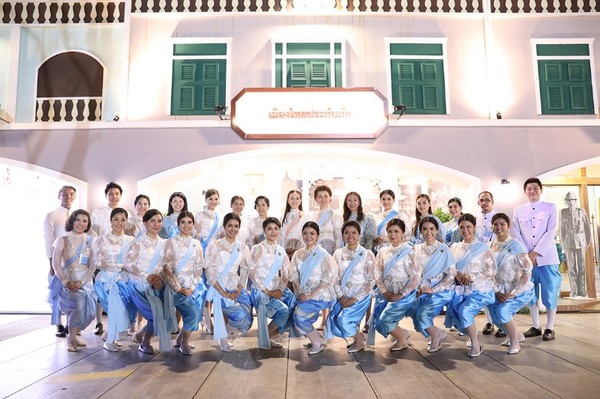 คุณนวลพรรณ ล่ำซำ กรรมการผู้จัดการ และประธ...