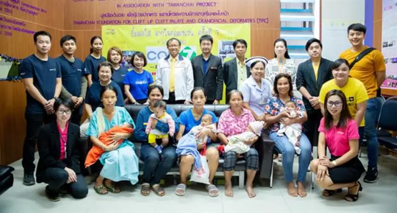 คุณณัฐนันท์ กีรติกรยศนันท์ (แถวยืน ที่ 5 ...