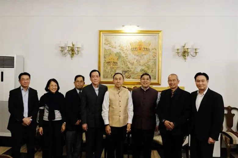 นายนพพร เทพสิทธา (ที่ 2 จากขวา) ประธานกรร...