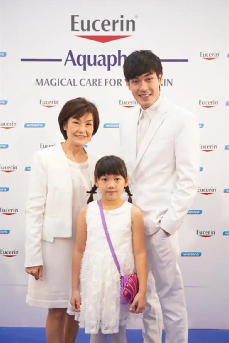 หน่อง ธนา ฉัตรบริรักษ์ ควงครอบครัวคุณแม่แ...