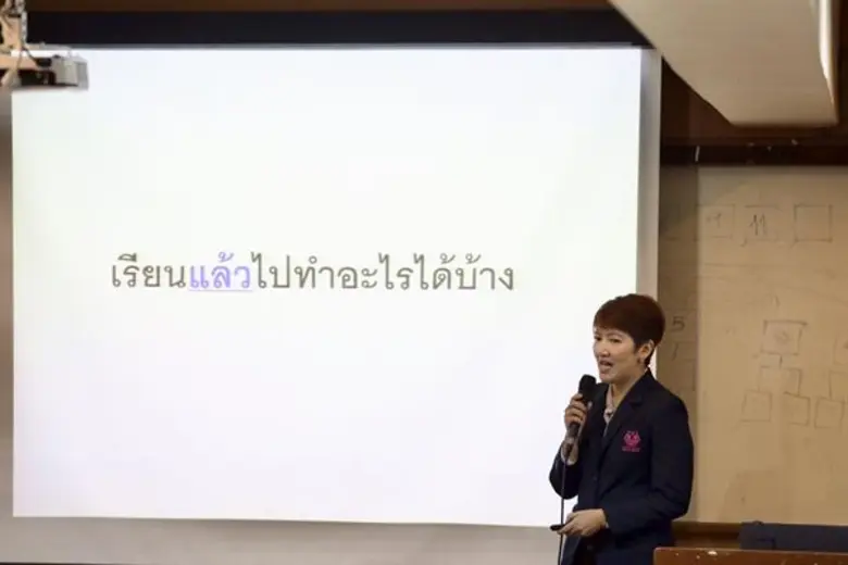 รองศาสตราจารย์เยาวนารถ พันธุ์เพ็ง รองคณบด...