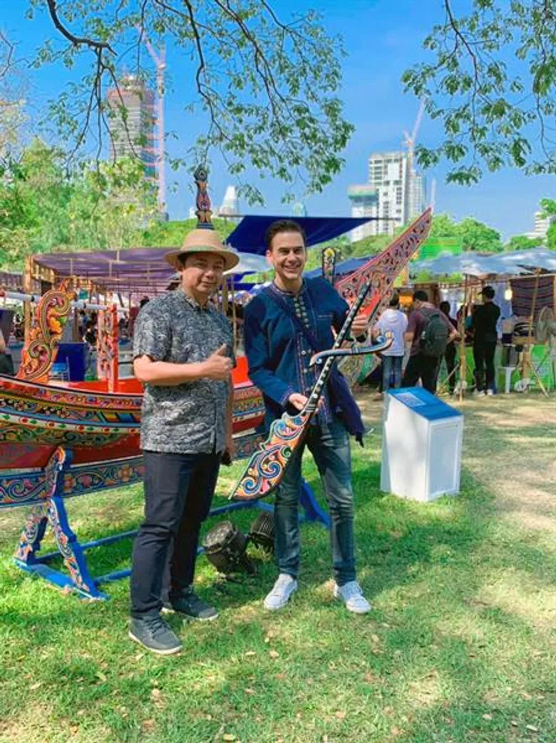 ทีวีไกด์: รายการ "สมุดโคจร On The Way" สัมผัสวิถีไทยเท่ 5 ภาค กับฝรั่ง “แดเนียล เฟรเซอร์” บุกเทศกาลเที่ยวเมืองไทย ณ. สวนลุมพินี