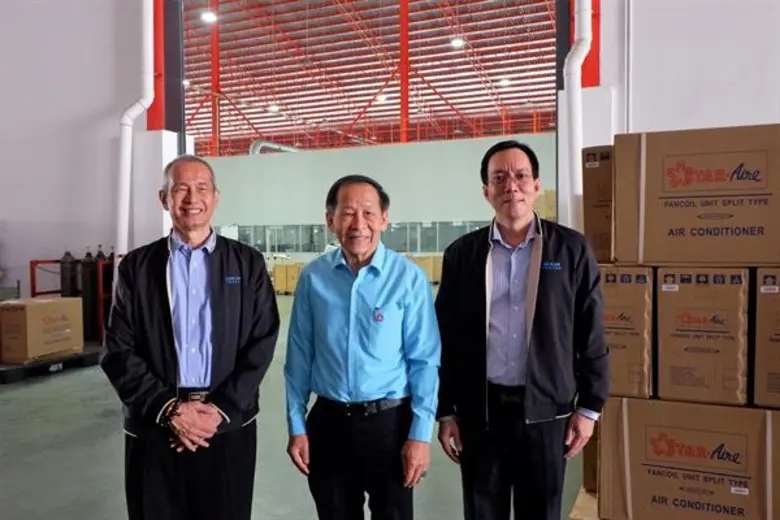 นายนพพร เทพสิทธา (ซ้าย) ประธานกรรมการบริห...