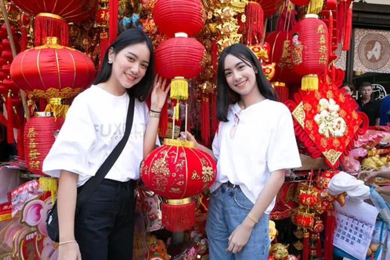 เที่ยวเยาวราช “เอฟฟี่” ควงแขน “เบนซ์” ไหว้พระขอพร รับตรุษจีน