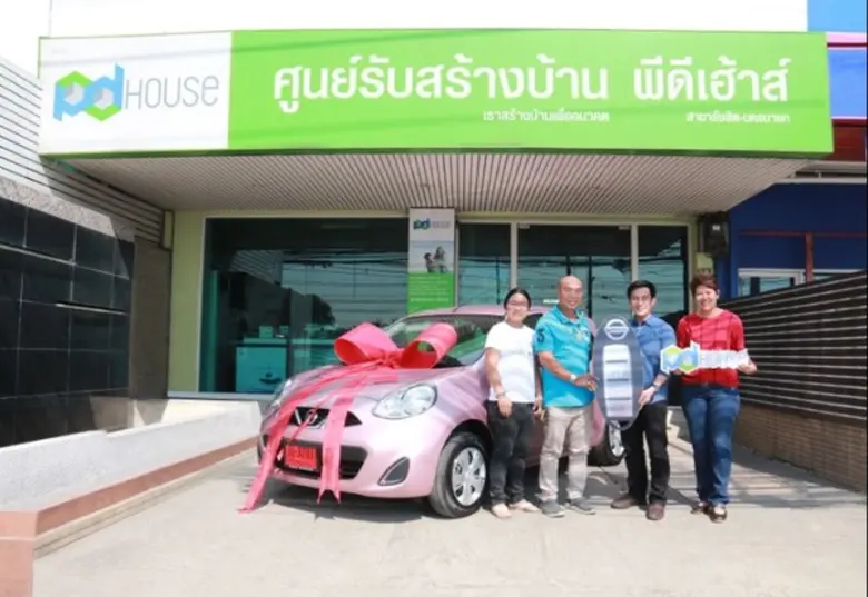 นางมาลี สุวรรณสุต (ขวา) รองประธานเจ้าที่บ...