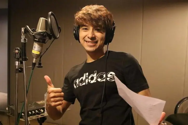 ถือว่าเป็นนักร้องมากความสามารถ ที่ร้องเพล...