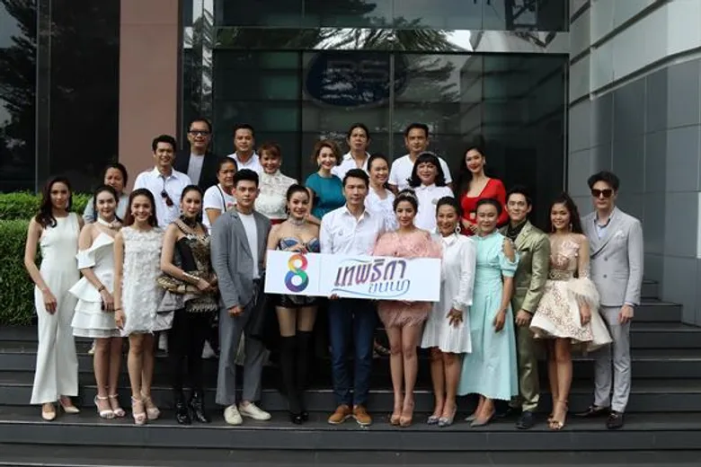 “ใบเตย-จูน” ประชันเด่น จัดเต็มชุดลูกทุ่งอลังการ นำทีม บวงสรวง ละคร “เทพธิดาขนนก”