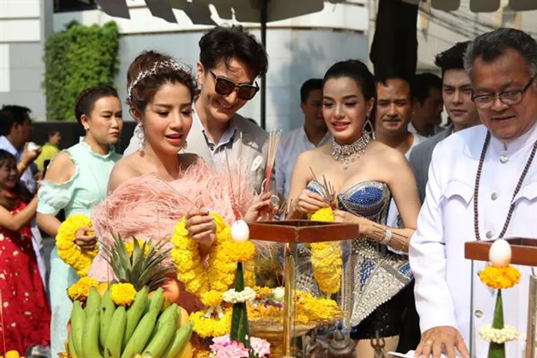 “ใบเตย-จูน” ประชันเด่น จัดเต็มชุดลูกทุ่งอลังการ นำทีม บวงสรวง ละคร “เทพธิดาขนนก”