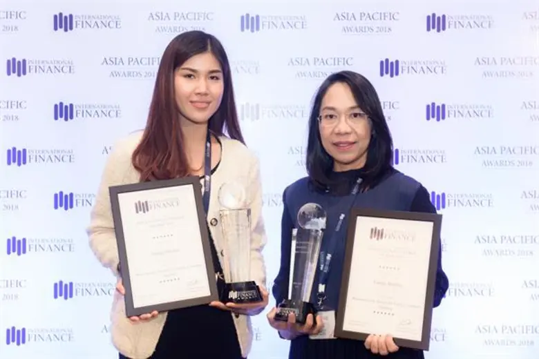 คุณออมสิน ศิริ (ด้านขวา) ผู้อำนวยการฝ่ายส...