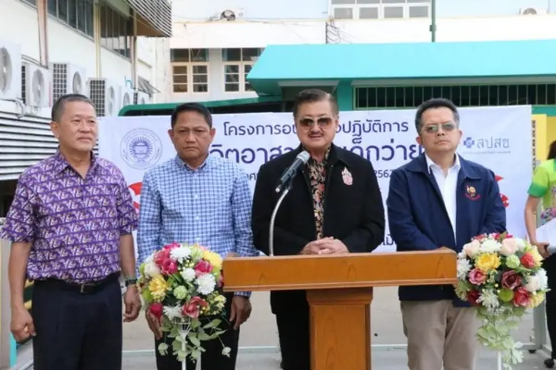 นายสมนึก ธนเดชากุล นายกเทศมนตรีนครนนทบุรี...