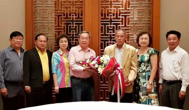 นายสุรชัย สุทธิธรรม (ที่ 3 จากขวา) นายกสมาคมผู้เลี้...