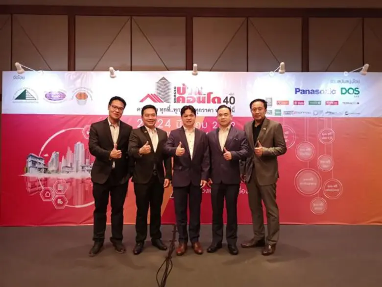 นายณพงศ์ ปริพนธ์พจนพิสุทธิ์ (กลาง) ประธาน...