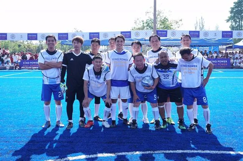 คิง เพาเวอร์ ไทย เพาเวอร์ พลังคนไทย ควงสองดารานักเตะ ดวลแข้งเยาวชนท่าวังผา ประเดิมนัดพิเศษในวันมอบสนามฟุตบอลหญ้าเทียม ภายใต้โครงการ '100 สนามฟุตบอล สร้างพลังเยาวชนไทย’